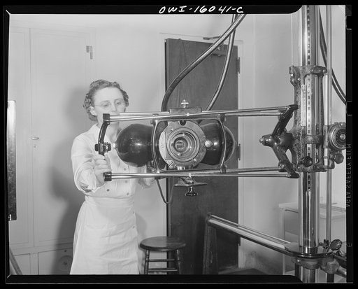 Detroit, Michigan. New method of making x-ray photographs size 4x5 inches instead of larger. Used at the Herman Kiefer Hospital for Communicable Diseases to show various stages of tuberculosis. An x-ray tube.
