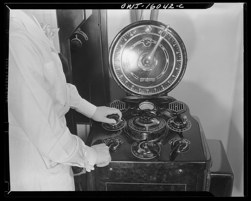 Detroit, Michigan. New method of making x-ray photographs size 4x5 inches instead of larger. Used at the Herman Kiefer Hospital for Communicable Diseases, to show various stages of tuberculosis. Apparatus for controlling the voltage and strength of the x-rays