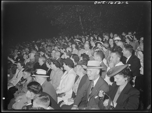 Detroit, Michigan. A Venetian night party at the Detroit yacht club, whose members represent the wealthier class of manufacturers and their friends. Crowd watching an outdoor circus