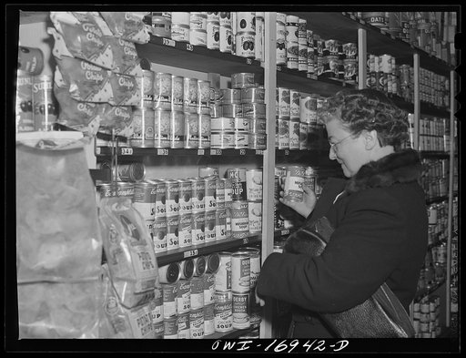Blue Island, Illinois. Mrs. Senise shopping at the neighborhood grocery