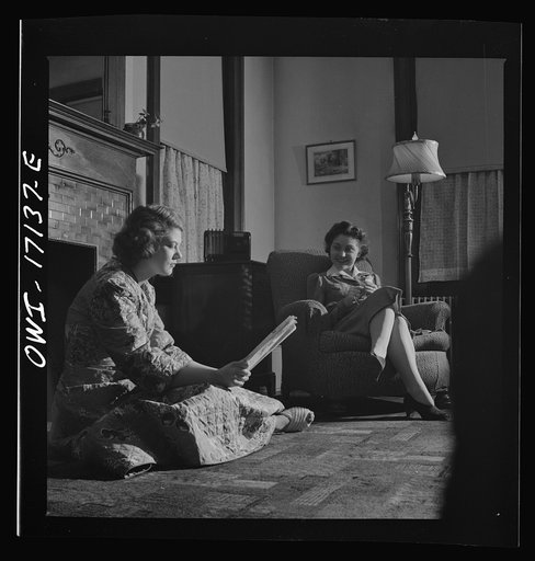 Washington, D.C. Girls employed by the U.S. government in a room selected for them by the Office of Emergency Management (OEM) personnel service
