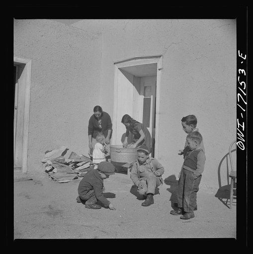 Trampas, New Mexico. The wife and daughter of Juan Lopez, the majordomo (mayor) [i.e., steward], doing the family washing