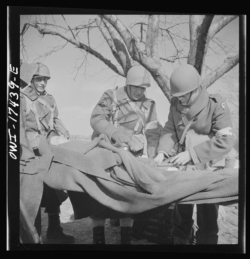 Carlisle, Pennsylvania. Demonstration before Army doctors and officer candidates at the U.S. Army medical field service school. Medical doctor administering sulfanilamide to a "wounded" soldier at a battalion aid station