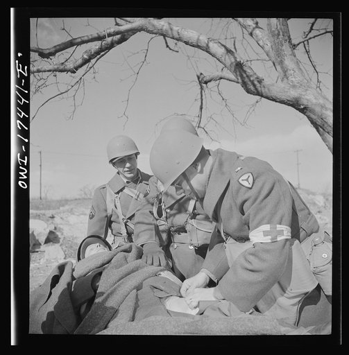 Carlisle, Pennsylvania. Demonstration before Army doctors and officer candidates at the U.S. Army medical field service school. Medical doctor administering sulfanilamide to a "wounded" soldier at a battalion aid station