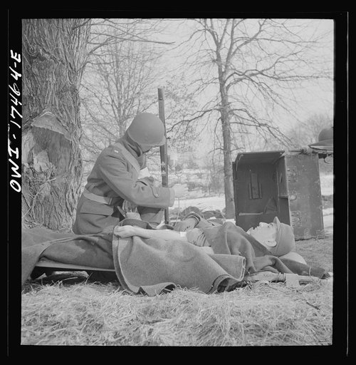 Carlisle, Pennsylvania. Demonstration before Army doctors and officer candidates at the U.S. Army medical field service school. Medical officer administering blood plasma at a collecting station