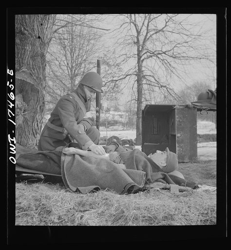 Carlisle, Pennsylvania. Demonstration before Army doctors and officer candidates at the U.S. Army medical field service school. Medical officer administering blood plasma at a collecting station