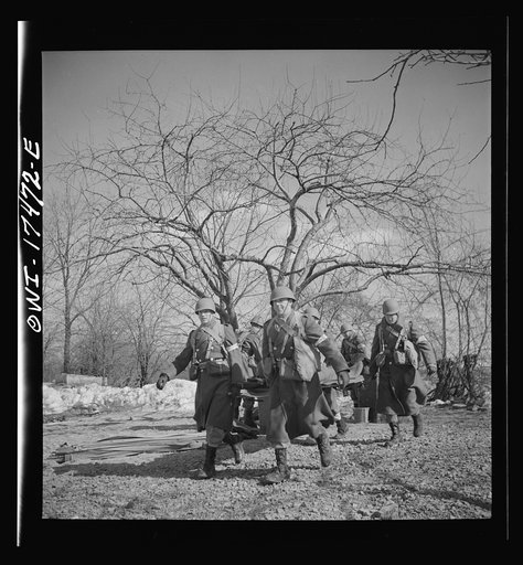 Carlisle, Pennsylvania. Demonstration before Army doctors and officer candidates at the U.S. Army medical field service school. Litter bearers bringing "wounded" soldiers into a field collecting station