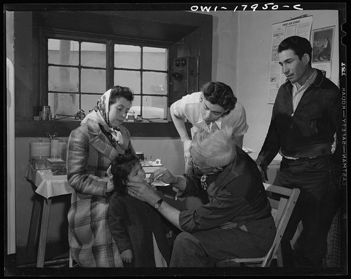 Penasco, New Mexico. Doctor Onstine making an examination in the clinic operated by the Taos County cooperative health association