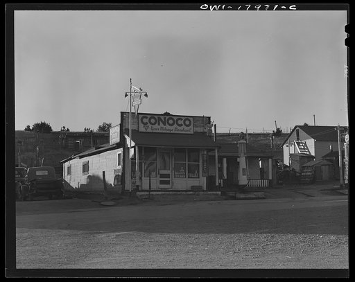 Questa, New Mexico. Gas station