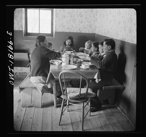 Trampas, New Mexico. Noon day meal at the home of Juan Lopez, majordomo (mayor) [i.e., steward