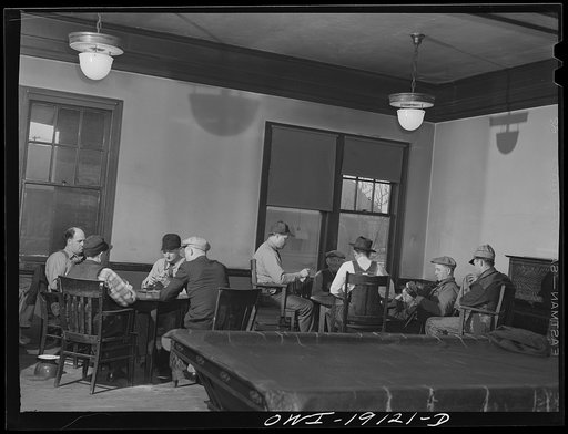 Fort Madison, Iowa. Atchison, Topeka and Santa Fe Railroad men playing cards in the reading room. The company maintains "reading rooms" at twenty division points which are houses containing recreation rooms, libraries and most of them also have sleeping quarters
