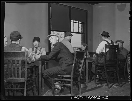 Fort Madison, Iowa. Atchison, Topeka and Santa Fe Railroad men playing cards in the reading room. The company maintains "reading rooms" at twenty division points which are houses containing recreation rooms, libraries, and most of them also have sleeping quarters