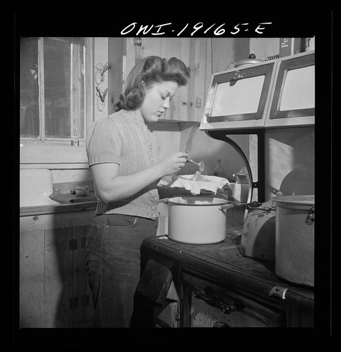 Moreno Valley, Colfax County, New Mexico. Mary Mutz makes an apple pie