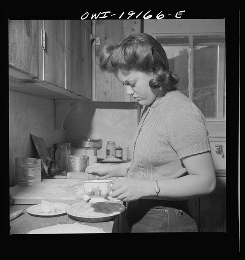 Moreno Valley, Colfax County, New Mexico. Mary Mutz making an apple pie on the Mutz ranch