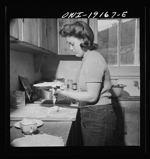 Moreno Valley, Colfax County, New Mexico. Mary Mutz making an apple pie on the Mutz ranch