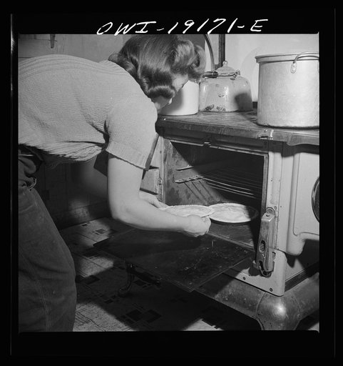 Moreno Valley, Colfax County, New Mexico. Mary Mutz baking an apple pie on the ranch