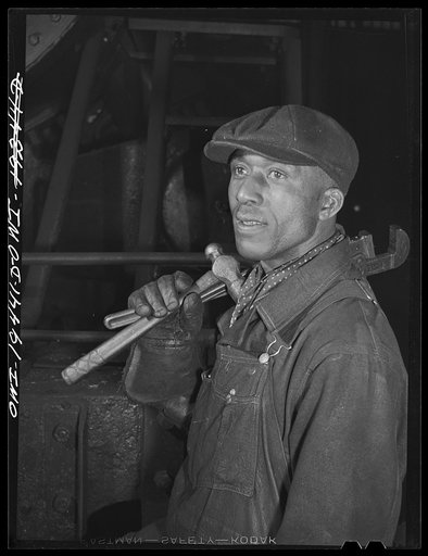 Shopton, near Fort Madison, Iowa. Otis Johnson, machinist's helper in the Atchison, Topeka and Santa Fe Railway roundhouse