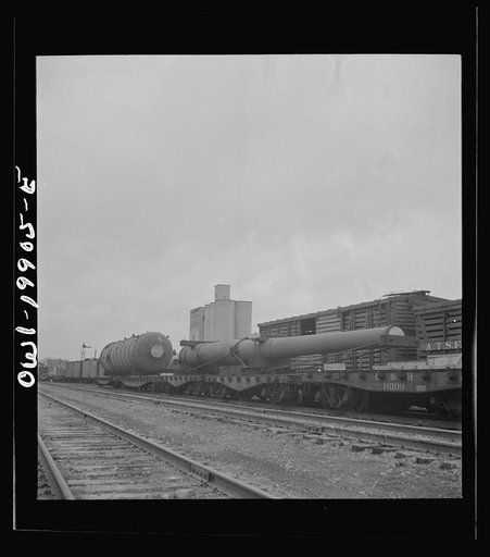 Wellington, Kansas. A huge naval gun bound for the West coast in the Atchison, Topeka and Santa Fe Railroad yard
