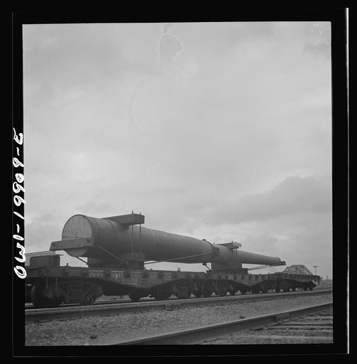 Wellington, Kansas. A huge naval gun bound for the West coast in the Atchison, Topeka and Santa Fe Railroad yard
