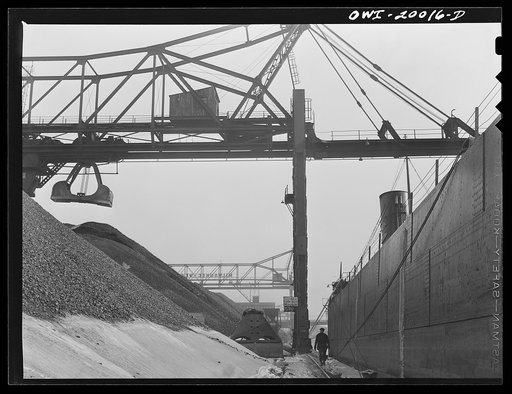 Milwaukee Western Fuel Company, Milwaukee, Wisconsin. Unloading coal from a ship at the Seventeenth Street dock of the Milwaukee Western Fuel Company