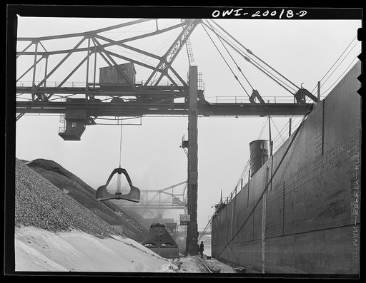 Milwaukee Western Fuel Company, Milwaukee, Wisconsin. Unloading coal from a ship at the Seventeenth Street dock of the Milwaukee Western Fuel Company