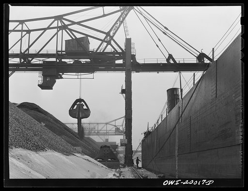 Milwaukee Western Fuel Company, Milwaukee, Wisconsin. Unloading coal from a ship at the Seventeenth Street dock of the Milwaukee Western Fuel Company