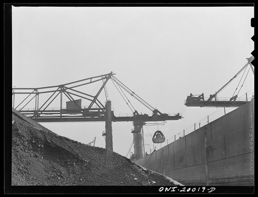 Milwaukee Western Fuel Company, Milwaukee, Wisconsin. Unloading coal from a ship at the Seventeenth Street dock of the Milwaukee Western Fuel Company