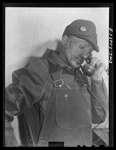 Milwaukee Western Fuel Company, Milwaukee, Wisconsin. Worker in a processing plant using the telephone to communicate with the tunnel at the Milwaukee Western Fuel Company