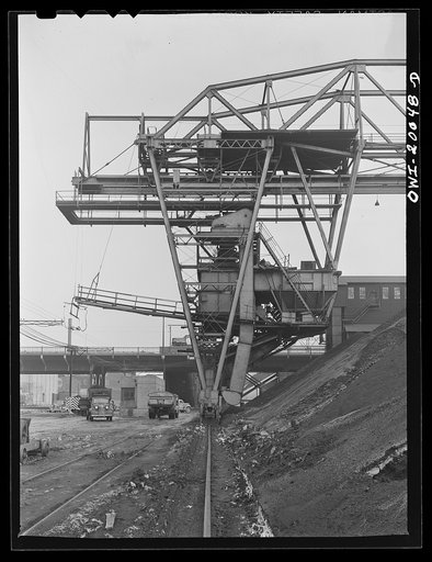 Milwaukee Western Fuel Company, Milwaukee, Wisconsin. The car loading end of one of the bridges at the Fourteenth Street dock of the Milwaukee Western Fuel Company. The entire structure can be moved back and forth along this rail