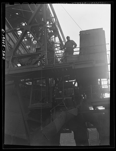 Untitled photo, possibly related to: Milwaukee Western Fuel Company. Milwaukee, Wisconsin. The car loading end of one of the bridges at the Seventeenth Street dock of the Milwaukee Western Fuel Company