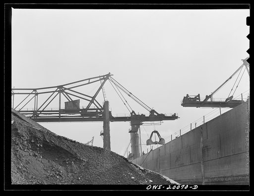 Milwaukee Western Fuel Company, Milwaukee, Wisconsin. Unloading coal from a ship at the Seventeenth Street dock of the Milwaukee Western Fuel Company