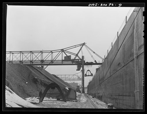 Milwaukee Western Fuel Company, Milwaukee, Wisconsin. Unloading coal from a ship at the Seventeenth Street dock of the Milwaukee Western Fuel Company