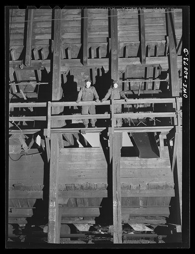 Milwaukee Western Fuel Company, Milwaukee, Wisconsin. Workmen waiting to load trucks at the hoppers on the Fourteenth Street dock of the Milwaukee Western Fuel Company