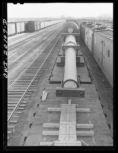Waynoka, Oklahoma. A huge naval gun bound for the West coast going through the yard