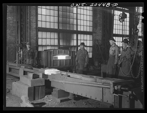 Albuquerque, New Mexico. An apparatus for shortening drawbars in the Atchison, Topeka and Santa Fe Railroad blacksmith shop. Repeated blows from the hammer at the heated end will shorten the bar to the desired length