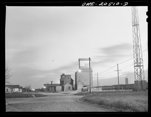 Amarillo, Texas. Farmers' elevators at the Amarillo yard along the Atchison, Topeka and Santa Fe Railroad