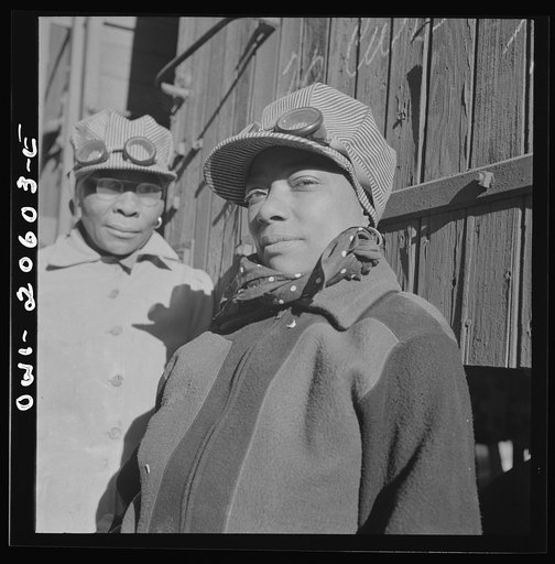 Clovis, New Mexico. Abbie Caldwell, employed in the Atchison, Topeka and Santa Fe Railroad yard to clean out the potash cars. Mrs. Caldwell's husband works in the roundhouse and her son is in the Army