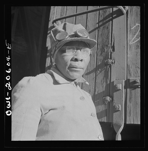 Clovis, New Mexico. Abbie Caldwell, employed in the Atchison, Topeka and Santa Fe Railroad yard to clean out potash cars