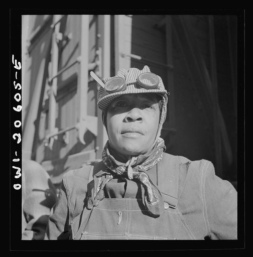 Clovis, New Mexico. Abbie Caldwell, employed in the Atchison, Topeka and Santa Fe Railroad yard to clean out potash cars
