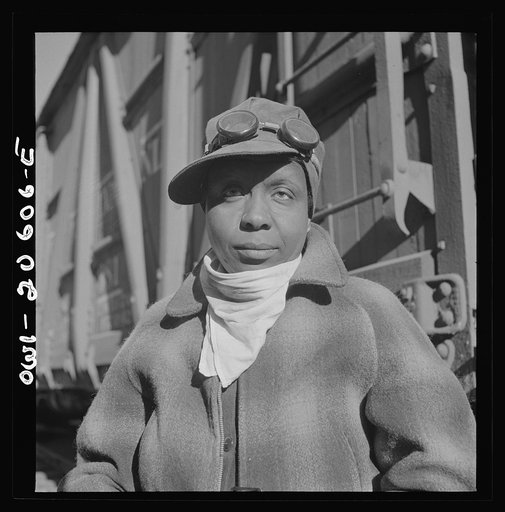 Clovis, New Mexico. Abbie Caldwell, employed in the Atchison, Topeka and Santa Fe Railroad yard to clean out potash cars
