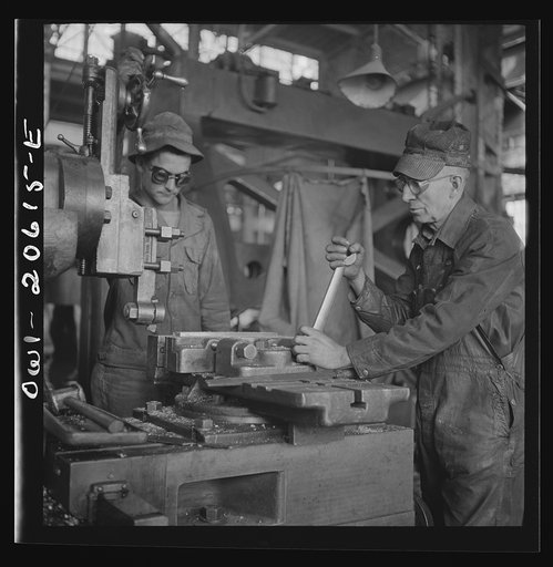 Clovis, New Mexico. Private Frank Donath of Sedalia, Missouri, learning to use a shaper under the direction of A.R. Rose, machinist at the Atchison, Topeka and Santa Fe Railroad locomotive shops. Private Donath is a member of the United States Army railroad battaloin stationed at Clovis