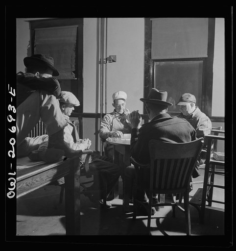 Vaughn, New Mexico. Railroad men playing dominoes in the Atchison, Topeka and Santa Fe Railroad yard reading room