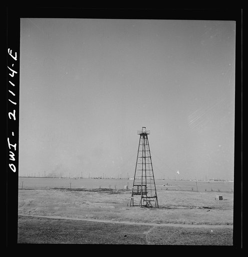 Pampa (vicinity), Texas. Passing an oil field along the Atchison, Topeka and Santa Fe Railroad between Canadian and Amarillo, Texas