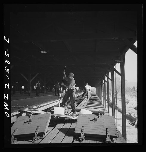 San Bernardino, California. Icing refrigerator cars at the ice plant