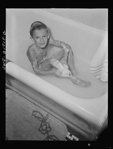 Rochester, New York. Earl Babcock enjoying his daily bath