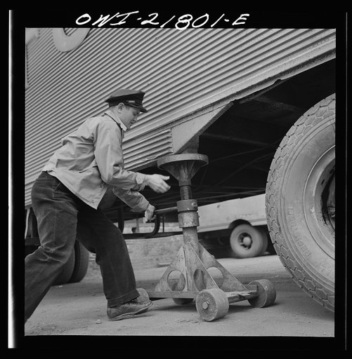 Greenville, South Carolina. Loading platform at the terminal of the Associated Transport Company. Putting jacks under a trailer so the tractor can move off to another trailer