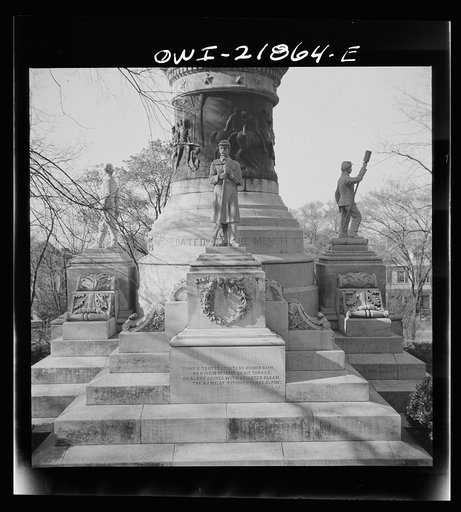 Montgomery, Alabama. Confederate monument in front of the state capitol