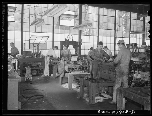 Charlotte, North Carolina. Overhauling truck motors at the Brown Equipment Company