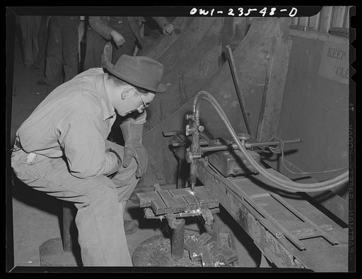 Bethlehem-Fairfield shipyards, Baltimore, Maryland. Using a pantograph burning machine