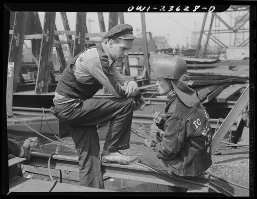 Bethlehem-Fairfield shipyards, Baltimore, Maryland. Lunch time discussion
